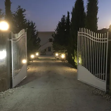 Adenzia Farmház *